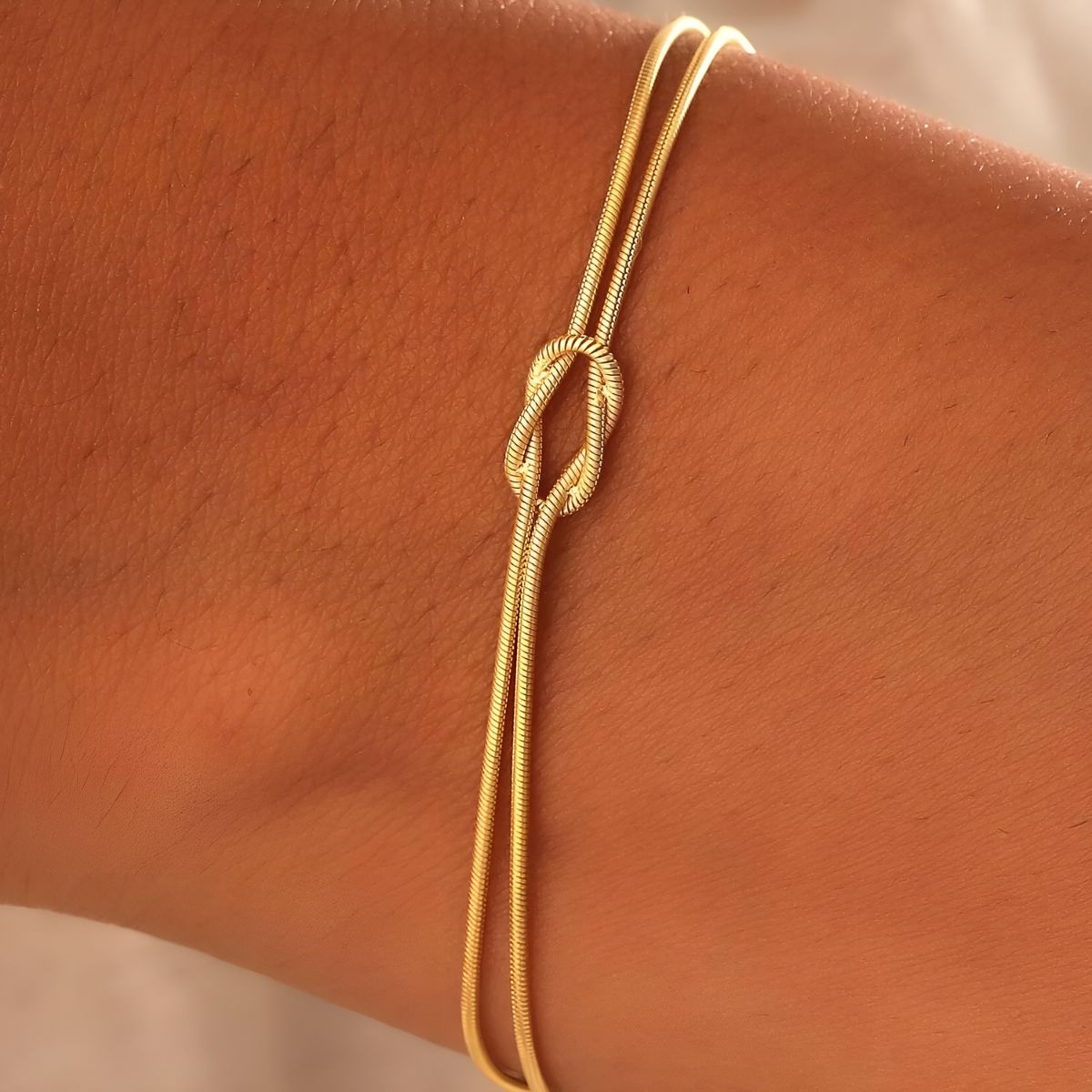 Vionarae - Minimalist Knot Bracelet
