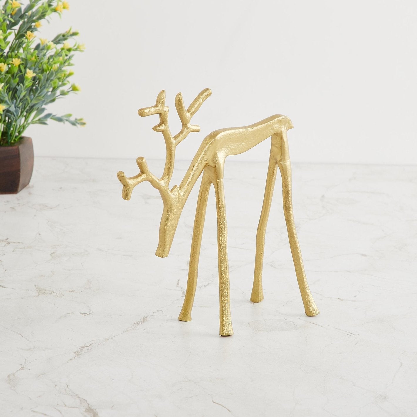 Cyralynne - Festive Reindeer Table Decor